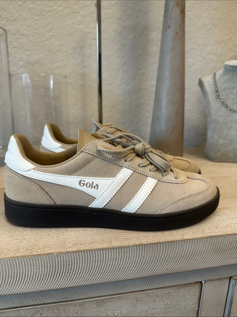 Gola women’s Bone/White/dark gum Viper Classic Trainers 8.5M